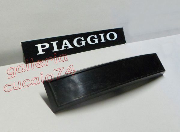 Targhetta Piaggio per Sella Px completa di supporto colore nero scritta grigia